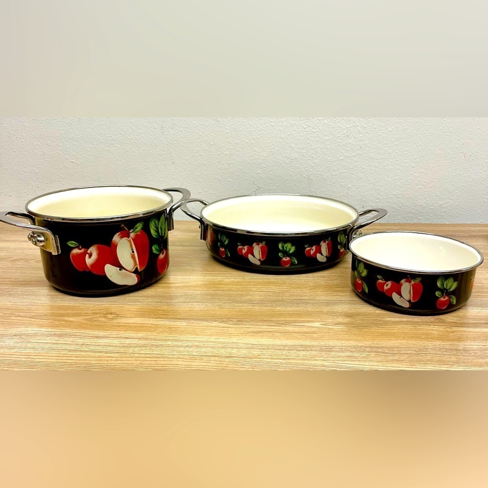 Vintage Ginny’s Enamel Pots and Pans With Apple Theme Lot of 3
